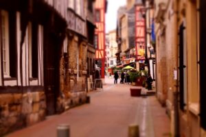 Rouen-vieille-rue-300x200 Visiter Rouen, main dans la main